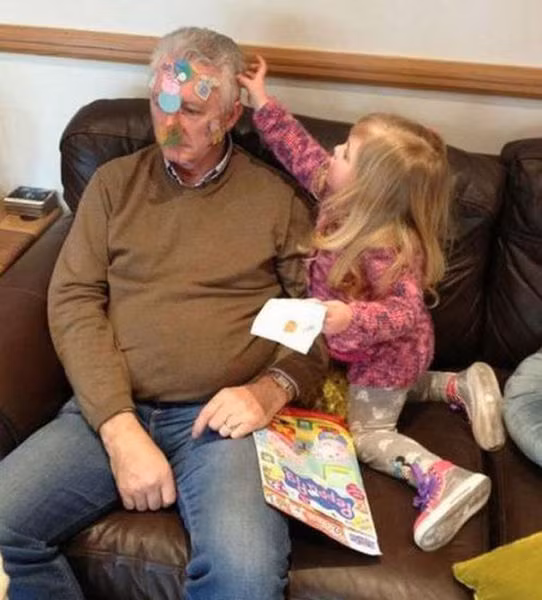 Chơi trò xé dán trên mặt ông.