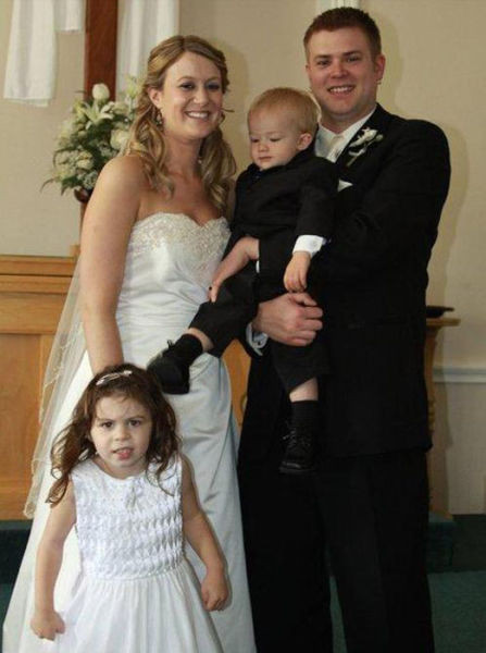 Đến lúc này rồi mà bé vẫn không thôi nghịch ngợm.