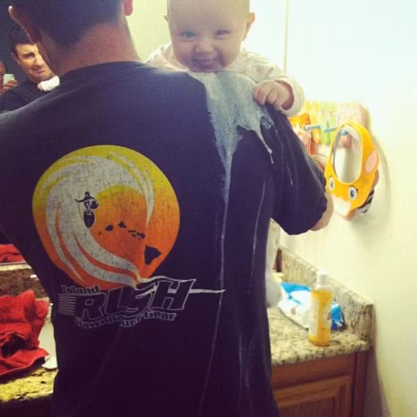 Vừa trớ lên vai bố vừa lè lưỡi tinh nghịch.