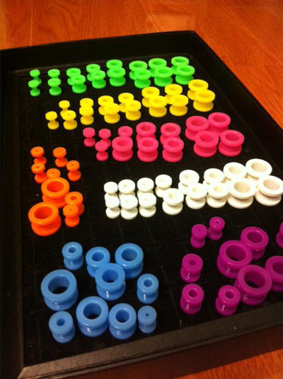 Ngoài ra, bạn phải giữ trên tai một que nông không đẹp mắt trong 2-3 tháng mới có thể thay mẫu khuyên đẹp vào. Bởi thế, nhiều bạn trẻ quá sốt ruột, muốn nhanh tăng kích cỡ dẫn tới nhiễm trùng nặng phải bỏ cuộc.