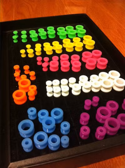 Ngoài ra, bạn phải giữ trên tai một que nông không đẹp mắt trong 2-3 tháng mới có thể thay mẫu khuyên đẹp vào. Bởi thế, nhiều bạn trẻ quá sốt ruột, muốn nhanh tăng kích cỡ dẫn tới nhiễm trùng nặng phải bỏ cuộc.