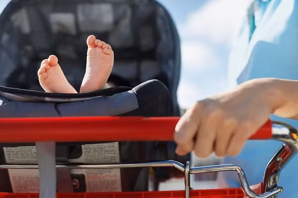 Mẹ nên nhớ đừng đưa bé đi đâu quá xa, quá lâu hoặc đến những nơi mà bạn chưa đến bao giờ trước đây. Thông thường sau khi ăn và thay tã xong là thời điểm tốt nhất để đưa bé đi dạo. Bé sẽ cảm thấy thoải mái và có thể ngủ một giấc ngắn ở bên ngoài.