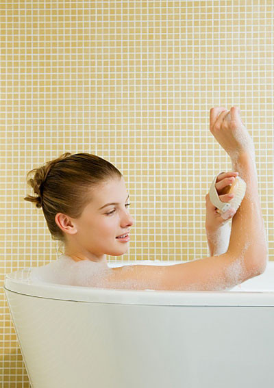 Tẩy da chết. Tẩy da chết là một việc vô cùng quan trọng để loại bỏ đi các tế bào chết. Nhất là mùa hanh khô bạn cảm giác da mình như bị dày hơn. Đây là giai đoạn tiền đề chuẩn bị cho da bạn dễ dàng hấp thụ độ ẩm và dinh dưỡng. Bạn nên áp dụng phương pháp tẩy da chết chuyên nghiệp như mặt nạ lột da.