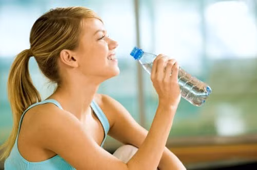 Uống nhiều nước - một lời khuyên đơn giản ai cũng biết nhưng không phải ai cũng thực hiện. Hãy đánh thức bộ máy tiêu hóa bằng một ly nước ấm mỗi buổi sáng thức dậy để cơ thể cảm thấy khoan khoái và dễ chịu.