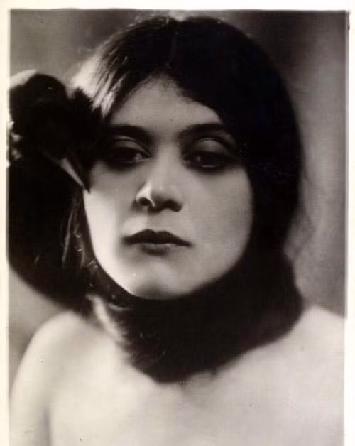 1910: Theda Bara. Mỹ nhân Theda Bara là một trong những vẻ đẹp lạ kỳ mà một thời người ta rất chuộng. Đó là vẻ đẹp được các chuyên gia mô tả bằng cái tên khá ám ảnh: Vẻ đẹp của ma cà rồng. Đôi mắt sâu thẳm mê hoặc được chuốt từ thứ mascara, làn da trắng sứ lạnh lẽo và đôi môi mỏng nghiêm nghị nhưng cũng rất đỗi thách thức... là những gì ấn tượng nhất tới từ Theda Bara.