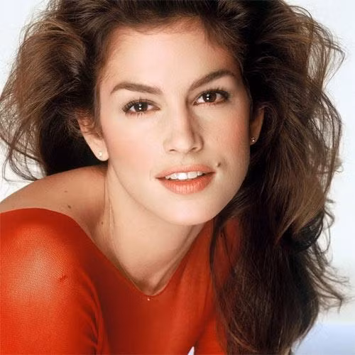 1990: Cindy Crawford. Hiện đại, trẻ trung, đầy năng lượng và vô cùng gợi cảm... siêu mẫu đình đám Cindy Crawford khiến tất thảy phái đẹp thế giới phải ghen tị với mình. Vẻ đẹp điển hình của cô tới tận bây giờ vẫn còn nguyên giá trị.