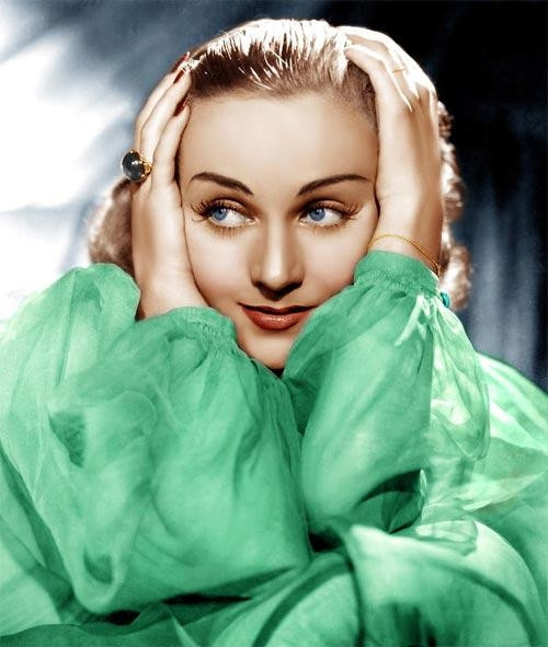 1930: Carole Lombard. Khuôn mặt trái xoan hoàn hảo, môi trái tim, phần xương má nhô cao kiêu hãnh, đôi mắt xanh thẳm to tròn với hàng liễu mi phủ rợp mắt... khiên Carole Lombard biến thành biểu tượng sắc đẹp xuất chúng nhất của những năm 30 thế kỷ trước.