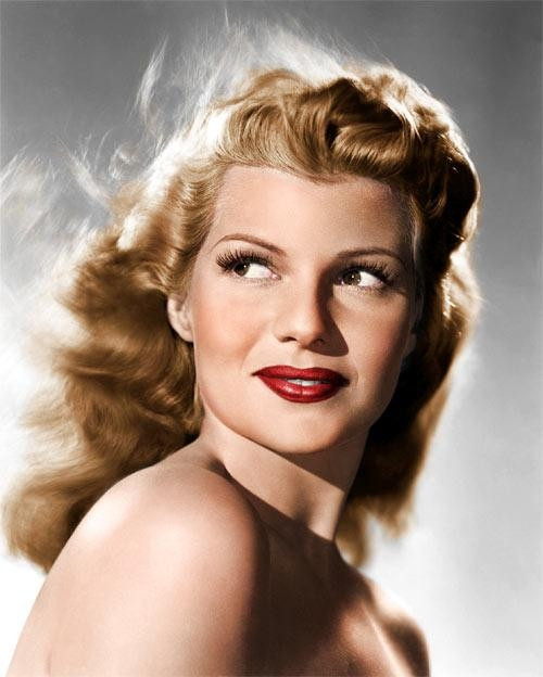 1940: Rita Hayworth. Huyền thoại điện ảnh Rita Hayworth đưa tới cho chúng ta vẻ đẹp lộng lẫy tựa như nữ thần. Vẻ đẹp ấy tươi sáng, không quá đậm nét nhưng chan chứa sự hy vọng. Đôi mày nàng được kẻ bằng thứ chì nâu nhạt, mềm mại. Hàng mi không quá dày nhưng cong vút khiến đôi mắt mơ màng, bờ môi nàng đầy đặn, thoa đẫm thứ son đỏ mê hoặc lòng người.