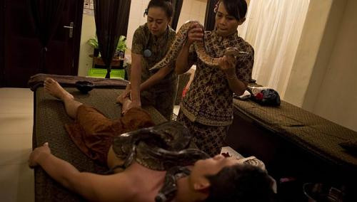 Chỉ mặc trên người một chiếc quần short, các khách hàng tại spa này trông đều có vẻ được thư giãn thoải mái.