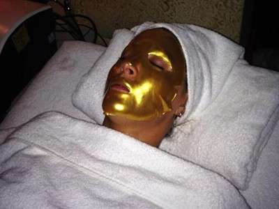 Người mẫu Lisa Snowdon đắp mặt nạ vàng 24 carat để làm đẹp. Ảnh: BT.com.