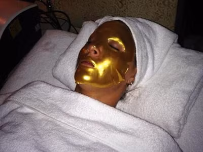 Người mẫu Lisa Snowdon đắp mặt nạ vàng 24 carat để làm đẹp. Ảnh: BT.com.