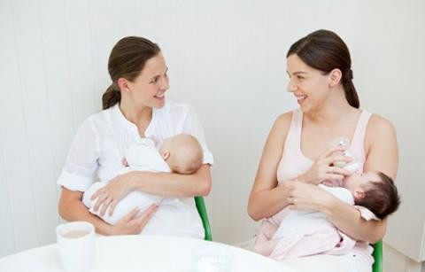 Vận động cơ thể. Nếu sinh thường thì sau 6 – 12 giờ đồng hồ, sản phụ nên ra khỏi giường và đi lại một cách chậm rãi, nhẹ nhàng. Việc này giúp cơ bụng co lại, thúc đẩy tử cung nhanh chóng trở lại trạng thái bình thường, đồng thời phòng ngừa khả năng phát sinh bệnh sỏi thận, chứng tiện bí. Để cơ thể dần dần thích ứng dần dần, sản phụ cũng có thể thực hiện các bài tập vận động ngay khi nằm trên giường. Thứ tự động tác như sau: nằm ngửa, hít thở chậm rãi; vận động nhẹ nhàng cơ gáy, hai bả vai, bàn tay, bụng, rồi đến chân.