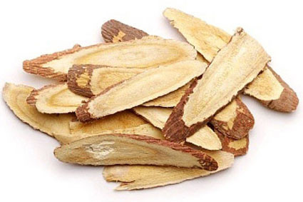 Cam thảo. Cam thảo có chứa hợp chất tự nhiên và có chức năng tương tự như estrogen. Nhiều nghiên cứu chứng mỉnh rằng phụ nữ ăn nhiều cam thảo có thể làm gia tăng mức độ estrogen và prolactin - hormone tiết sữa. Cam thảo tự nhiên là tốt nhất vì kẹo cam thảo trên thị trường có mùi vị nhân tạo và không có các hợp chất quan trọng như cam thảo tự nhiên.