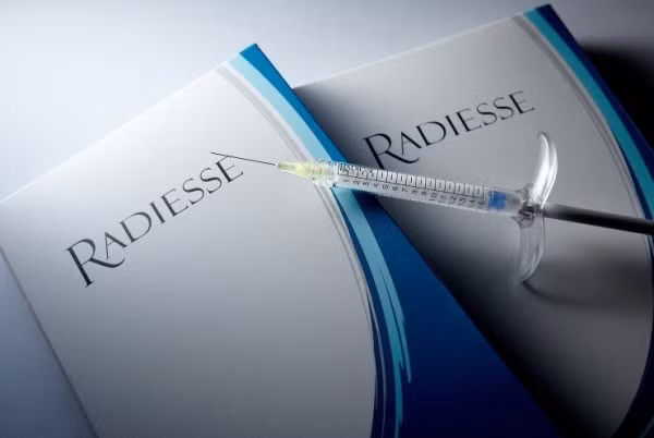 Mô sinh học Radies được cấy vào vùng mũi qua một mũi tiêm nhẹ nhàng, nhanh chóng, không để lại dấu tích. Nhờ thế, ngay sau khi nâng mũi với Radies, bạn có thể trở lại ngay với công việc mà không mất thời gian nghỉ dưỡng.