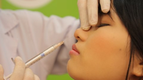 Với những hạn chế trên, sự “thoái trào” của nâng mũi phẫu thuật được xem là tất yếu. Điều này cũng đồng nghĩa với việc nâng mũi không phẫu thuật trở thành xu hướng mới được các tín đồ làm đẹp ưa chuộng. Đây là phương pháp làm đẹp mang lại cho khách hàng sự tin tưởng và an toàn tuyệt đối, khắc phục triệt để các nhược điểm của kỹ thuật nâng mũi cũ.