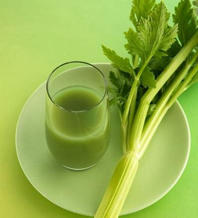 Nước từ các loại rau gia vị. Uống nước từ các loại rau gia vị như ngải cứu, tía tô, rau diếp cá... giúp tẩy sạch các tết bào chết và làm da thêm mịn màng. Có thể hãm mỗi loại gia vị này trong nước sôi, để 10 phút rồi uống hàng ngày.