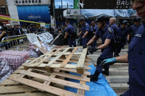 Cảnh sát Hồng Kông dẹp khu biểu tình sáng ngày 15/12.