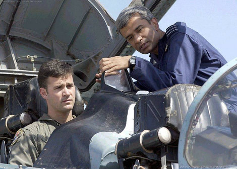 Phi công Mỹ ngồi trên buồng lái tiêm kích đa năng Su-30K.