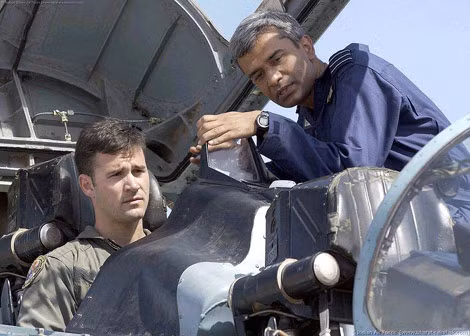 Phi công Mỹ ngồi trên buồng lái tiêm kích đa năng Su-30K.