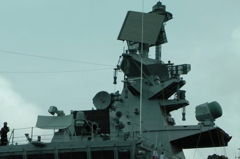 Radar mạng pha Fregat M2EM trên đỉnh cột.