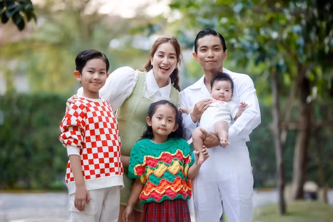 Khanh Thi - Phan Hien khoe anh Noel hanh phuc ben 3 con-Hinh-5