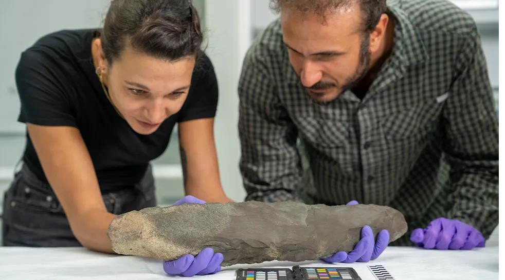 Phát hiện báu vật 200.000 năm của 'người khổng lồ khác loài' Phat hien bau vat 200.000 nam cua 'nguoi khong lo khac loai'