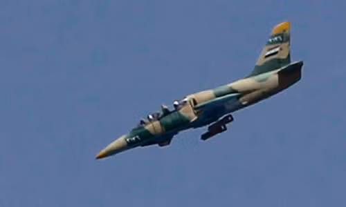 Tuy là máy bay huấn luyện nhưng L-39 có thể mang bom và rocket không kích mục tiêu mặt đất.