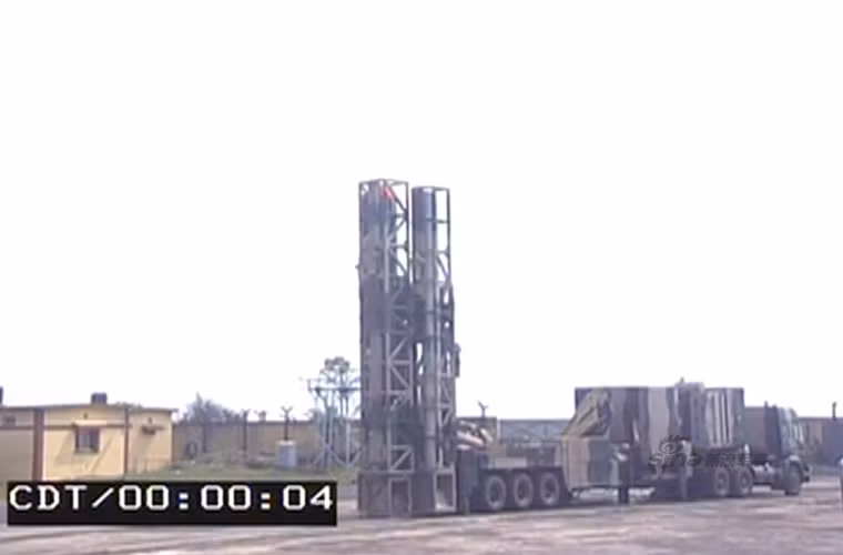 "Toàn bộ nhiệm vụ, từ cất cánh cho tới khi tên lửa rơi xuống là một chuyến bay hoàn hảo đạt được tất cả các mục tiêu nhiệm vụ", Tổ chức Nghiên cứu và Phát triển Quốc phòng Ấn Độ (DRDO) vui mừng tuyên bố. Trong ảnh là bệ phóng tên lửa Nirbhray trước giờ khai hỏa.