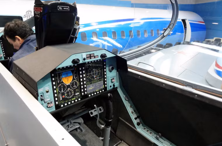 Buồng lái sau dành cho giáo viên bay cũng bố trí 2 màn hình màu. Cả hai phi công đều được trang bị ghế phóng thoát hiểm SKS-94M