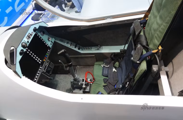 Đặc biệt, Yak-152 được ứng dụng nhiều công nghệ hiện đại vốn chỉ thấy trên các tiêm kích phản lực thế hệ 4-5. Dễ nhận thấy nhất đó là buồng lái của Yak-152 được số hóa, tiện nghi, tiện dụng. Trong ảnh, bảng điều khiển buồng lái trước đơn giản nhưng hiện đại của Yak-152 với 2 màn hình màu.