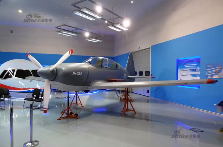 Yak-152 được phát triển với sự phối hợp giữa Tổng công ty Irkut, Yakovlev và Tập đoàn Công nghiệp hàng không Hồng Du (Trung Quốc). Dự kiến, mẫu thử nghiệm đầu tiên Yak-152 sẽ bay lần đầu trong năm 2015 và và chính thức phục vụ tháng 11/2016. Trong khi biến thể dành cho Trung Quốc mang tên Hồng Du L-7 sẽ bắt đầu phục vụ từ cuối năm 2016 hoặc là đầu 2017.