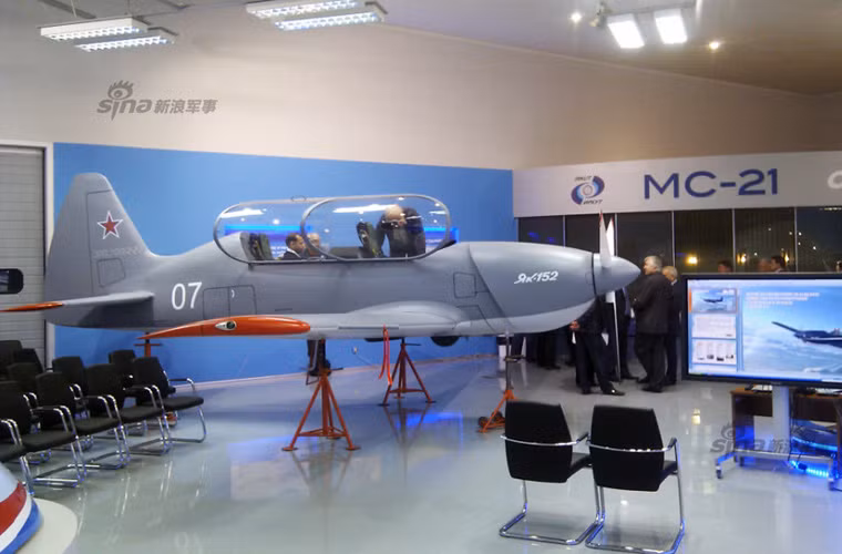 Yak-152 được trang bị một động cơ tuốc bin cánh quạt do Đức sản xuất, cánh quạt 3 lá cho tốc độ bay tối đa 500km/h, trần bay 4.000m, tầm bay 1.400km.