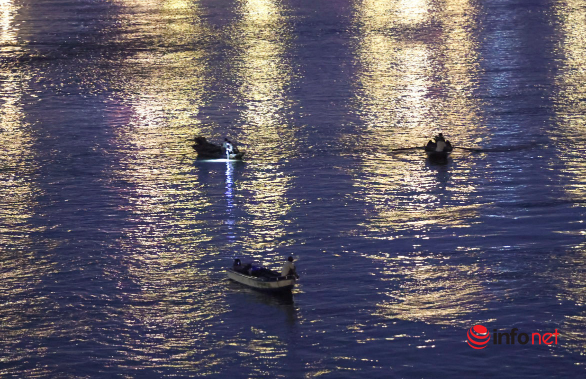 Ha Noi: Doi nam nu nhay cau Long Bien, hang chuc nguoi tim kiem xuyen dem-Hinh-2