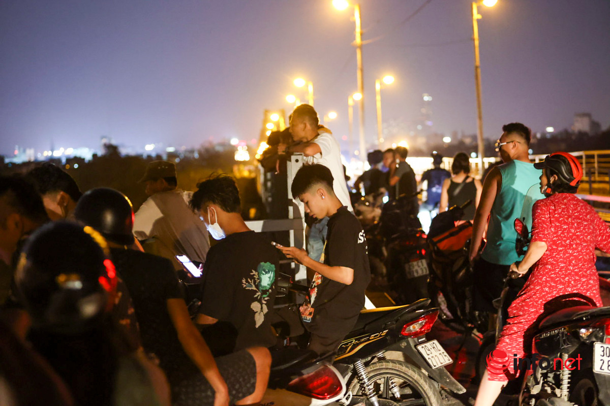 Ha Noi: Doi nam nu nhay cau Long Bien, hang chuc nguoi tim kiem xuyen dem