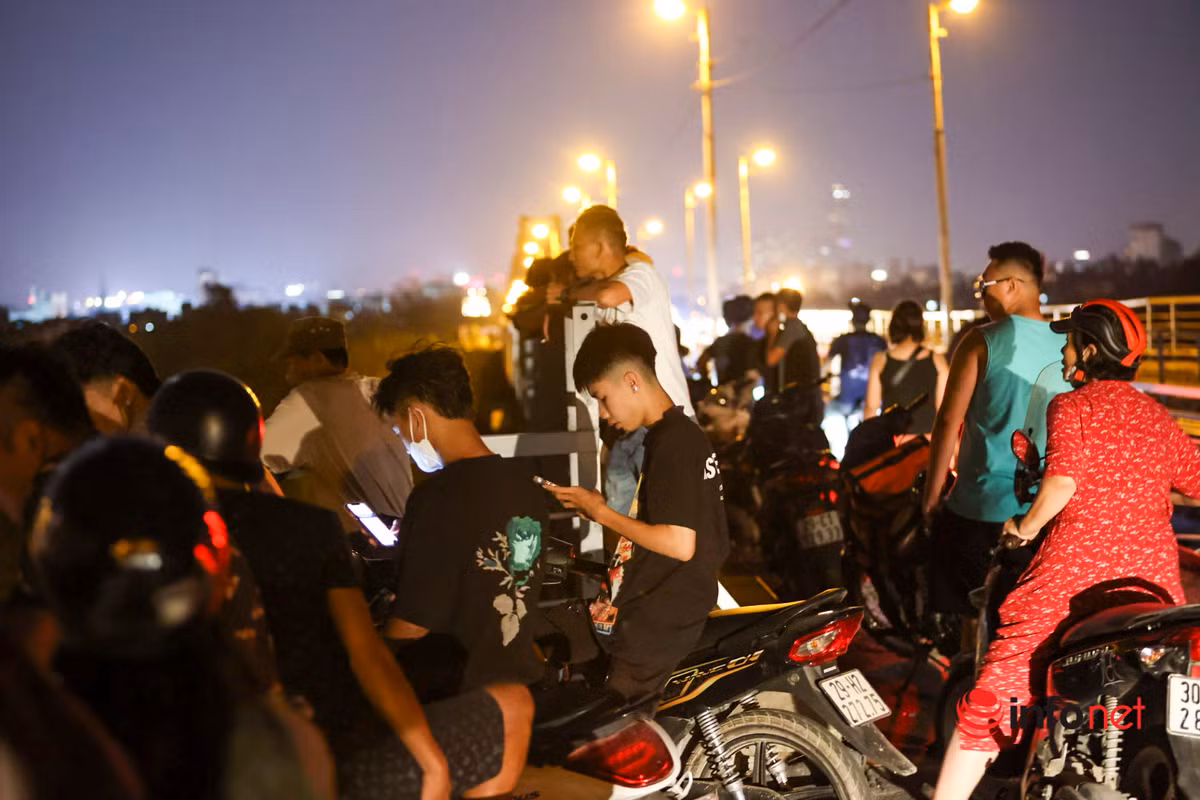 Ha Noi: Doi nam nu nhay cau Long Bien, hang chuc nguoi tim kiem xuyen dem