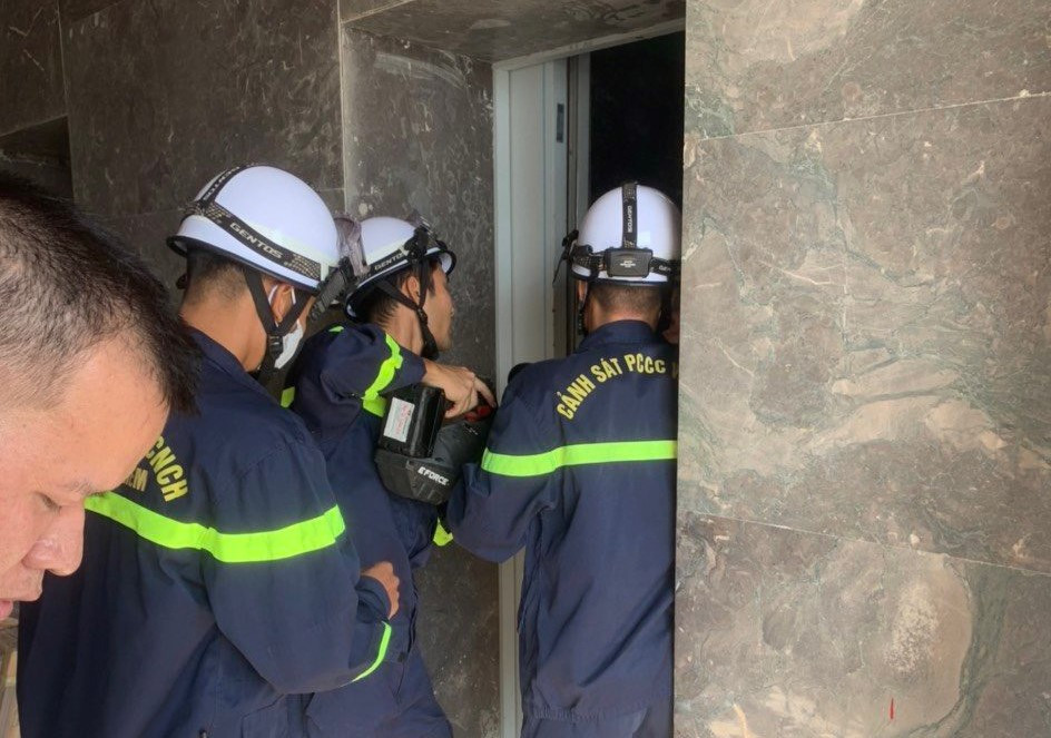 Giải cứu 10 người mắc kẹt trong thang máy ở chung cư FLC Đại Mỗ Giai cuu 10 nguoi mac ket trong thang may o chung cu FLC Dai Mo