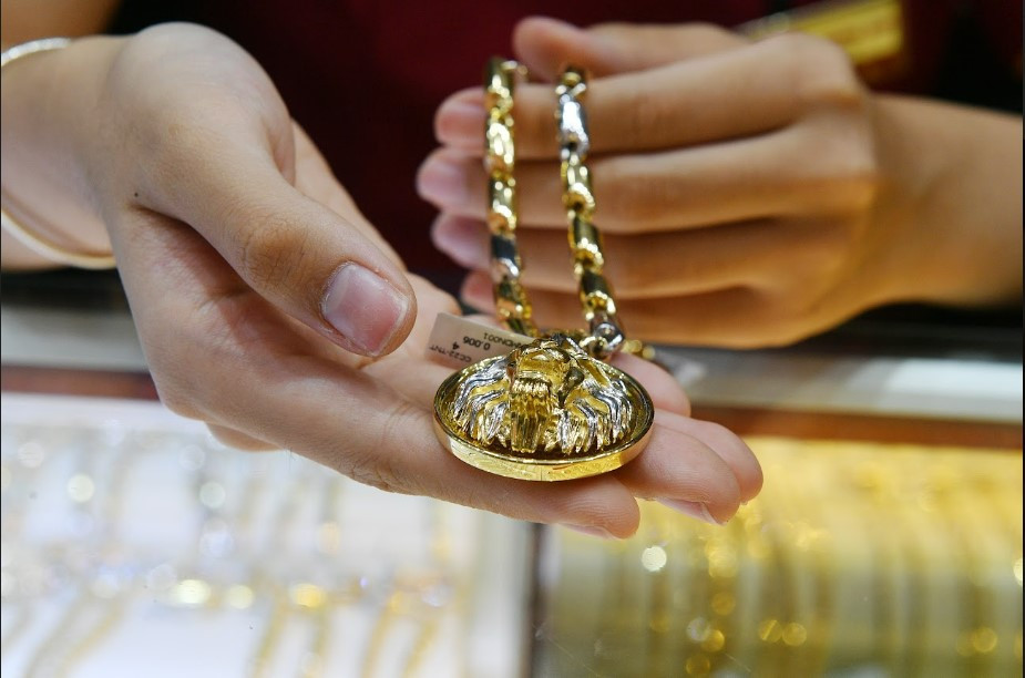 Gia vang hom nay 27/9: Vang xuong day, chuyen gia khuyen cat giu