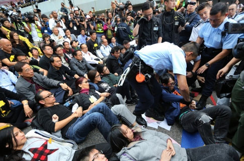 Cảnh sát chật vật đối phó với người biểu tình ngày 11/12.