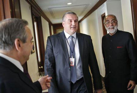 Ông Sergey Aksyonov (giữa) trò chuyện cùng với doanh nhân Gul Kripalani (phải) watches ở New Delhi ngày 11/12.