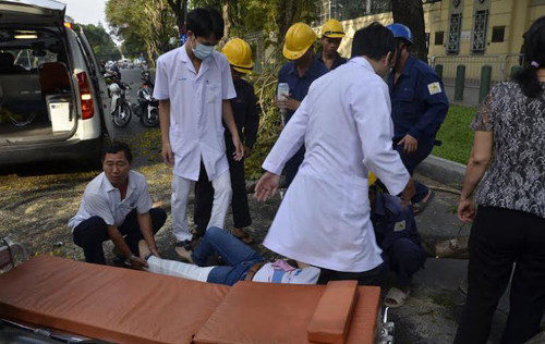 Nhân viên y tế nhanh chóng sơ cứu các nạn nhân rồi đưa về BV cấp cứu.