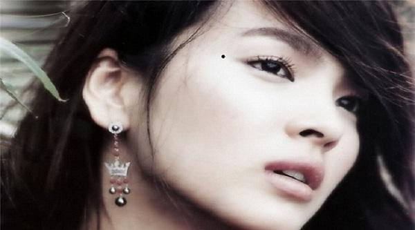 5 not ruoi tren mat bao hieu phu nu rat de trai qua 