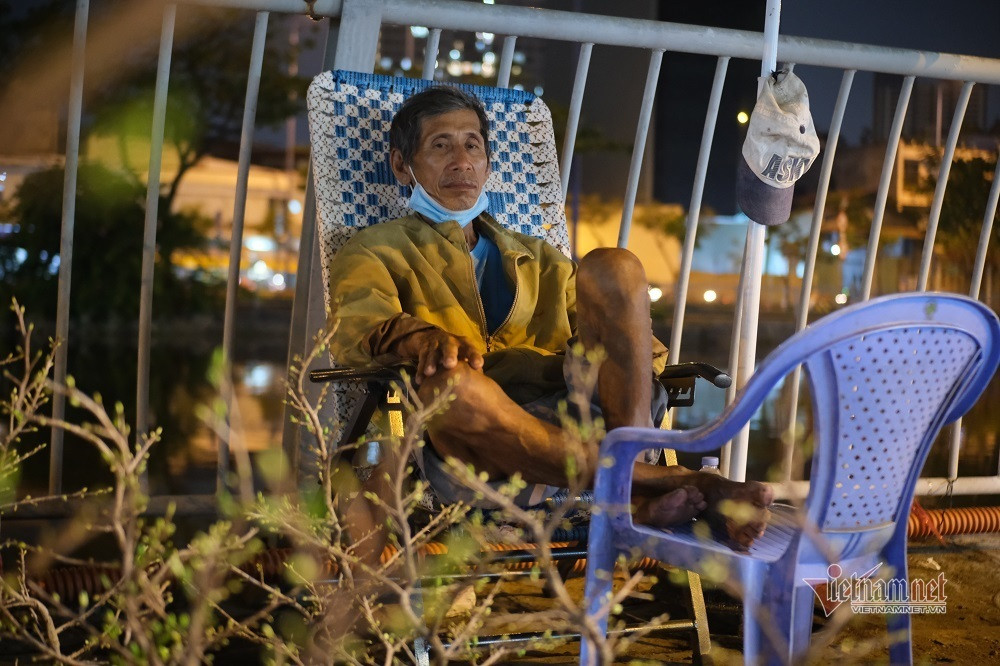 An ngu cung chuot cong: Nguoi ban hoa kiem Tet, chuot bam cho kiem an-Hinh-3