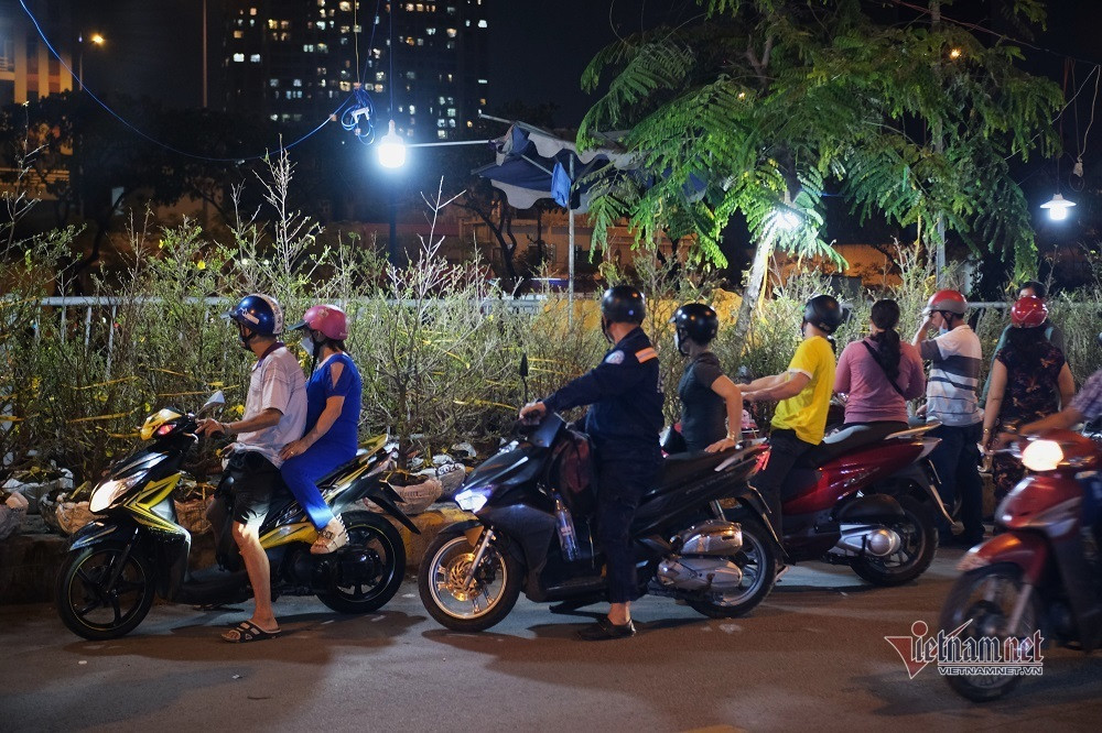 An ngu cung chuot cong: Nguoi ban hoa kiem Tet, chuot bam cho kiem an-Hinh-5