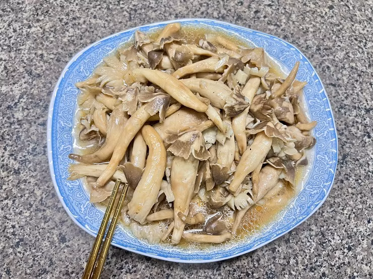 Loai nam dac san moc tu to moi co gia 1,5 trieu dong/kg-Hinh-7