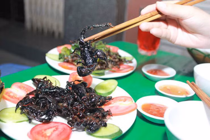 Sau khi bắt đủ số lượng bọ cạp thì người ta mang về cho vào thau, chậu bỏ đói vài ngày đợi sạch bụng. Tiếp đó, họ sẽ mang bò cạp đi rửa sạch, để nguyên con và chế biến thành nhiều món ăn đa dạng.