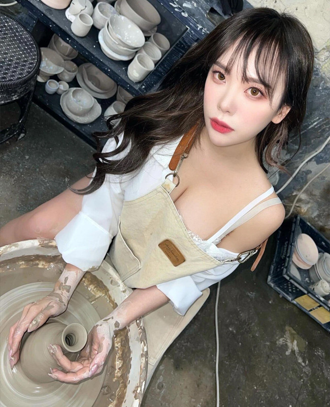 Outfit mà cô chưng diện là áo sơ mi bung cúc, để lộ lớp nội y lấp ló ở bên trong.