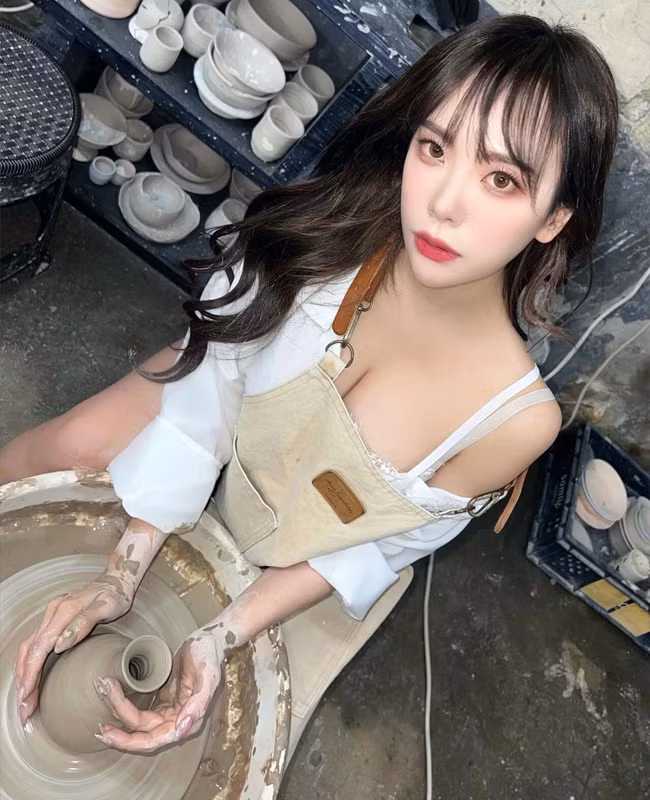 Outfit mà cô chưng diện là áo sơ mi bung cúc, để lộ lớp nội y lấp ló ở bên trong.