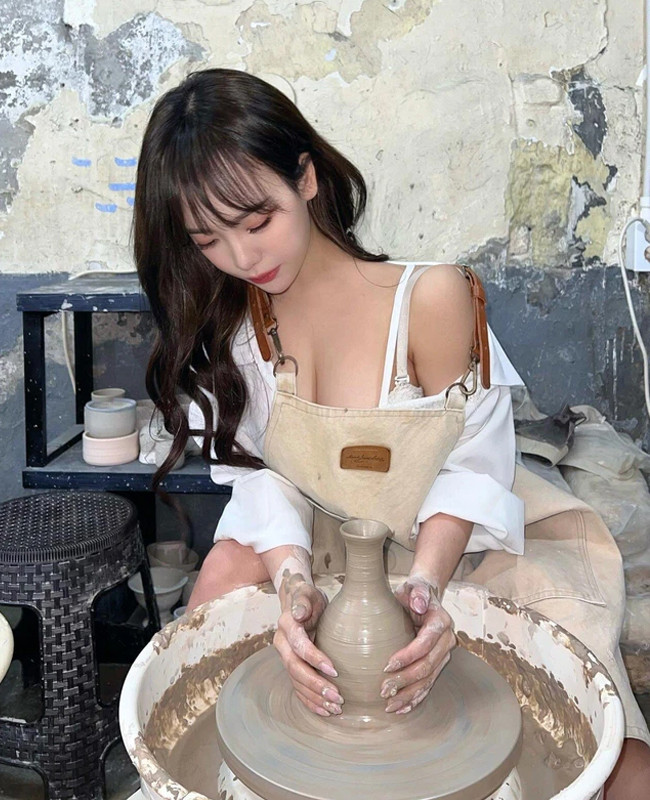 Không bàn đến set đồ dễ thu hút sự chú ý, mà ngay cả góc chụp từ trên xuống cũng bị đánh giá là thiếu tinh tế.