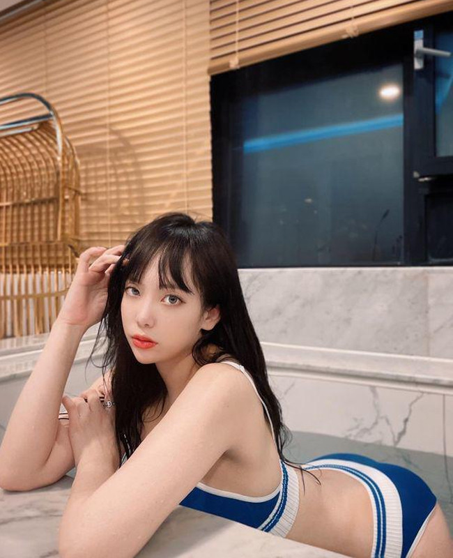 Trong đó, nổi bật nhất phải kể đến những hình ảnh diện bikini 2 mảnh gợi cảm, tôn đường cong nữ tính.