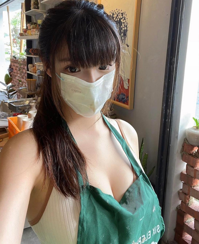 Hình ảnh này cũng được một trang diễn đàn hot girl châu Á chia sẻ khiến nhiều người tò mò về danh tính của cô nàng.